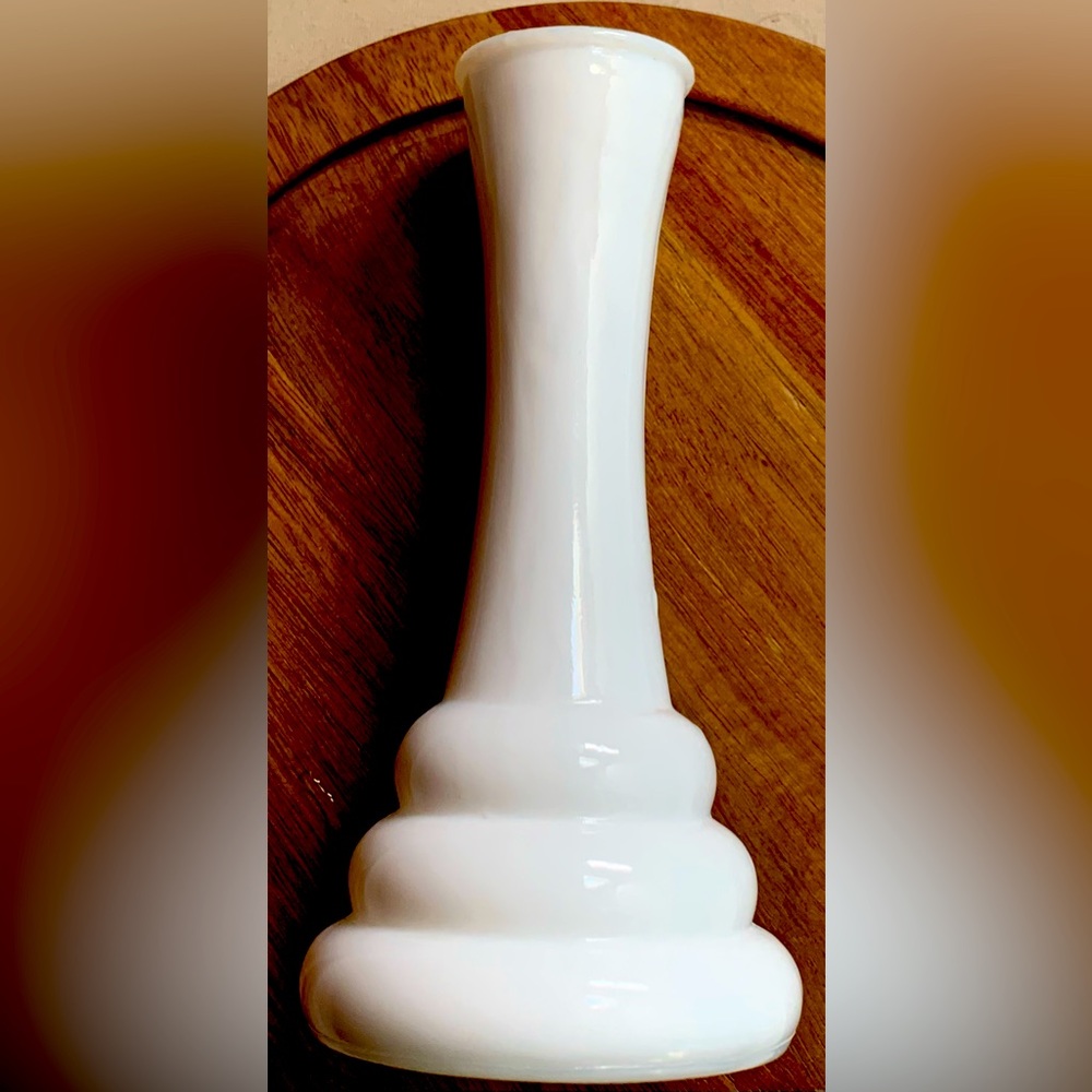 Elegant Vintage Milk Glass Bud Vase 🤍